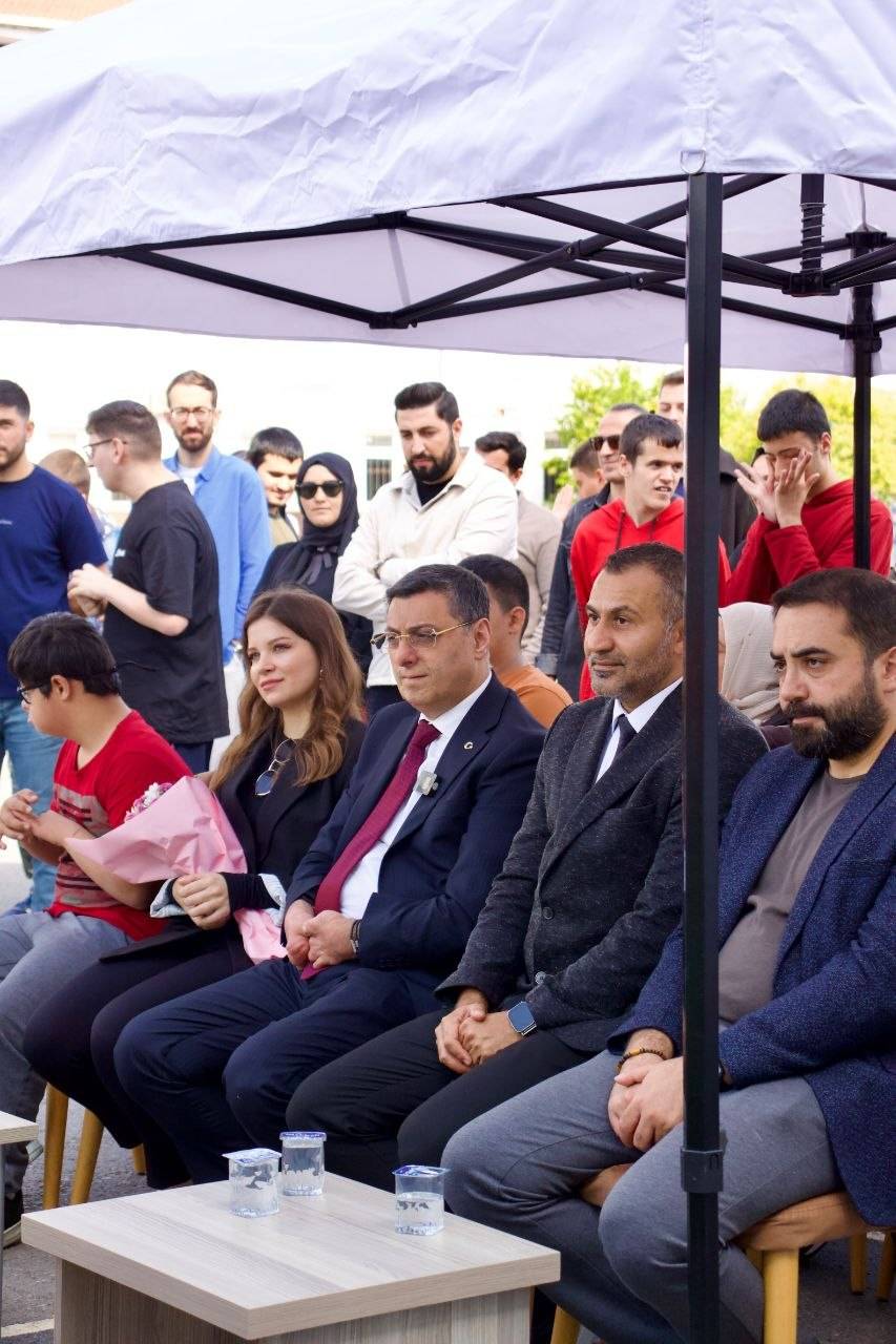 Milletvekili Serkan Bayram’dan Özel Öğrencilere Anlamlı Destek: Buğday Tanesi Halı Sahası Açıldı 3